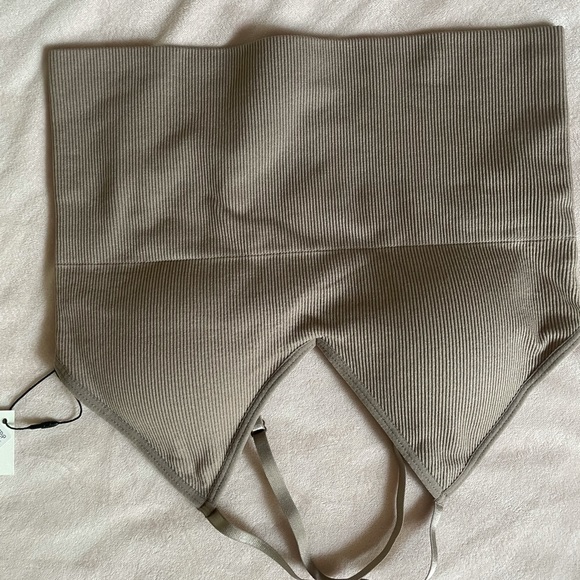 🛑SOLD🛑 Ribbed V-Neck Padded Cropped - Picture 3 of 3